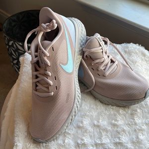 Women’s Nike Revolution SZ 11 New